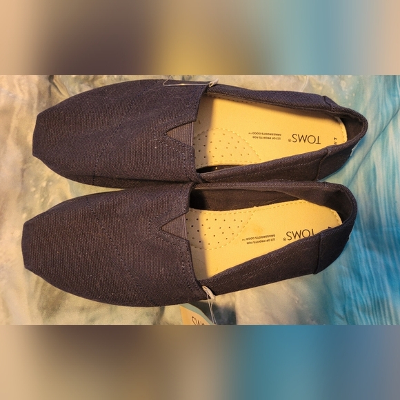 NWT Tom's - Picture 3 of 5